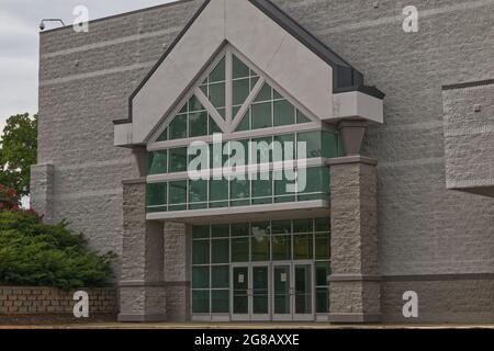 Augusta, GA, USA - 04 30 21: Der Eingang des Sears-Einzelhandels in der Augusta Mall - Wrightsboro Road ist für immer geschlossen Stockfoto