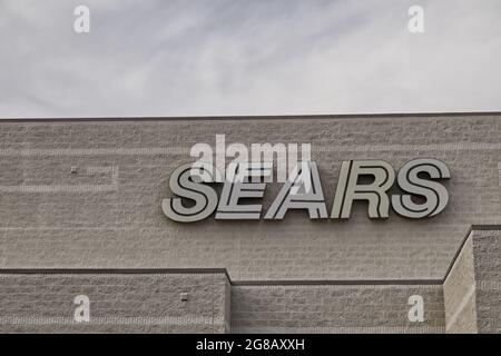 Augusta, GA, USA - 04 30 21: Das Sears-Schild für den Einzelhandel ist in der Augusta Mall - Wrightsboro Road für immer geschlossen Stockfoto