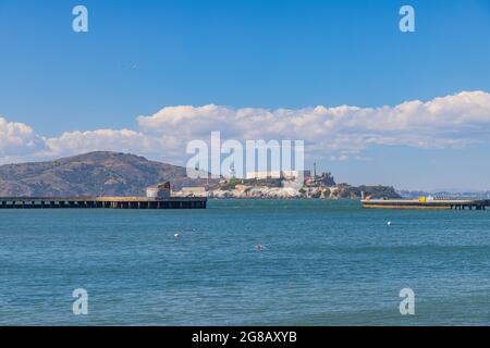 Sonniger Blick auf die Insel Alcatraz und die Bucht von San Francisco in Kalifornien Stockfoto
