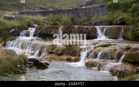 Wasserfall im Caher Valley in der Nähe von Fanore Beach Co Clare Ireland Stockfoto