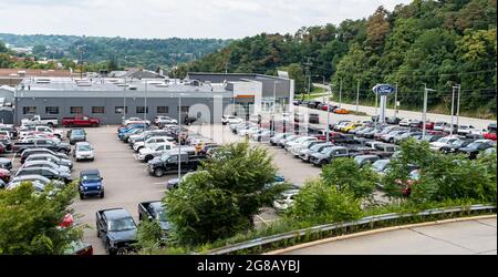 Neu- und Gebrauchtwagen im Ford of Monroeville Autohaus auf dem William Penn Highway, Monroeville, Pennsylvania, USA Stockfoto