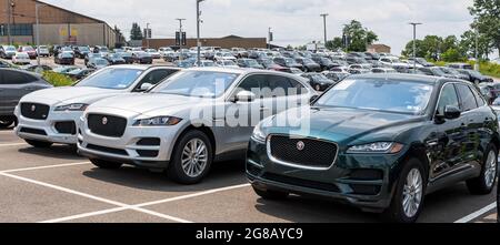 Jaguar SUVs parkten zusammen auf einem Parkplatz bei einem Händler in Monroeville, Pennsylvania, USA Stockfoto