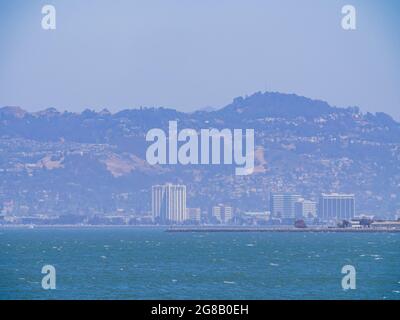 Sonniger Blick auf die Stadt Berkeley von der Insel Alcatraz in Kalifornien Stockfoto