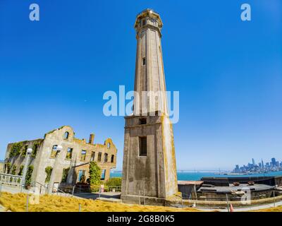 Sonniger Blick auf den Leuchtturm von Alcatraz auf der Insel Alcatraz in Kalifornien Stockfoto