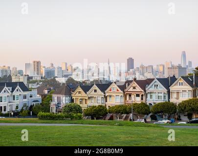 Sonnenuntergang Blick in der Dämmerung auf die berühmten Painted Ladies mit Skyline in San Francisco Stockfoto