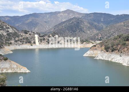 Los Angeles, USA. Juli 2021. Das am 18. Juli 2021 aufgenommene Foto zeigt einen Blick auf den von der Dürre heimgesuchten San Gabriel Reservoir in der Nähe von Azusa im US-amerikanischen Los Angeles County. Quelle: Zeng Hui/Xinhua/Alamy Live News Stockfoto