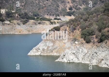 Los Angeles, USA. Juli 2021. Das am 18. Juli 2021 aufgenommene Foto zeigt einen Blick auf den von der Dürre heimgesuchten San Gabriel Reservoir in der Nähe von Azusa im US-amerikanischen Los Angeles County. Quelle: Zeng Hui/Xinhua/Alamy Live News Stockfoto