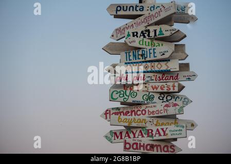 Signalpost Entfernungen zu paradiesischen Städten der Welt in Formentera, Spanien. Stockfoto