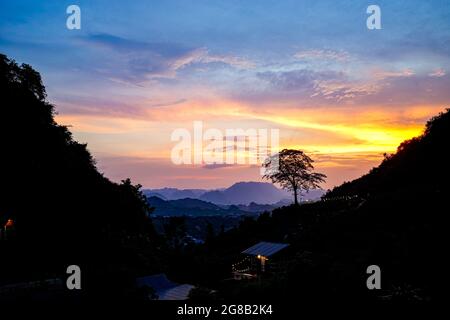 Schönes Tal mit Wasser im Mai Chau Bezirk Nordvietnam Stockfoto