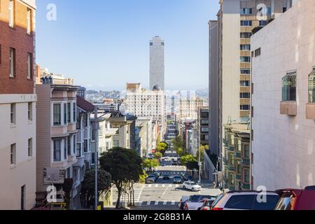 San Francisco, 20. MAI 2021 - Sonniger Blick auf einige Wohngebäude Stockfoto