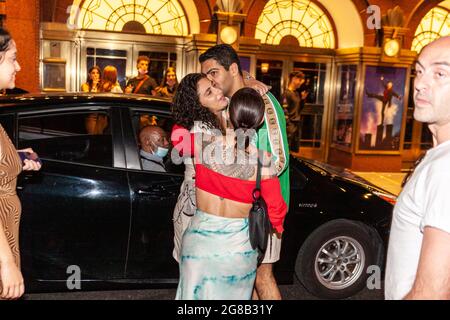 London, England. 18. Juli 2021. Nachtschwärmer in soho bereiten sich auf die große Wiedereröffnung des Himmels vor, der die Hauptstadt erreichte, wo noch viele Menschen vor den Türen waren. Quelle: Stefan Weil/Alamy Live News Stockfoto