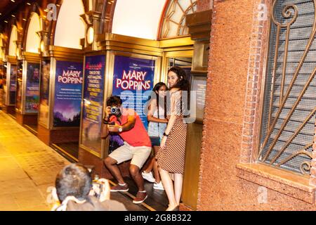 London, England. 18. Juli 2021. Nachtschwärmer in soho bereiten sich auf die große Wiedereröffnung des Himmels vor, der die Hauptstadt erreichte, wo noch viele Menschen vor den Türen waren. Quelle: Stefan Weil/Alamy Live News Stockfoto