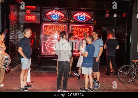 London, England. 18. Juli 2021. Nachtschwärmer in soho bereiten sich auf die große Wiedereröffnung des Himmels vor, der die Hauptstadt erreichte, wo noch viele Menschen vor den Türen waren. Quelle: Stefan Weil/Alamy Live News Stockfoto