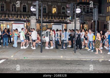 London, England. 18. Juli 2021. Nachtschwärmer in soho bereiten sich auf die große Wiedereröffnung des Himmels vor, der die Hauptstadt erreichte, wo noch viele Menschen vor den Türen waren. Quelle: Stefan Weil/Alamy Live News Stockfoto