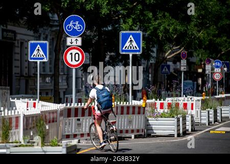 Berlin, Deutschland. Juli 2021. Radfahrer nutzen die neue Fahrradspur auf der verkehrsberuhigten Bergmannstraße. Der Autoverkehr geht jetzt nur noch in eine Richtung und es gilt eine Geschwindigkeitsbegrenzung von 10 km/h. Quelle: Fabian Sommer/dpa/Alamy Live News Stockfoto