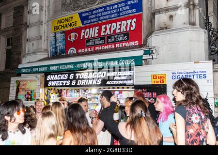 London, England. 18. Juli 2021. Nachtschwärmer in soho bereiten sich auf die große Wiedereröffnung des Himmels vor, der die Hauptstadt erreichte, wo noch viele Menschen vor den Türen waren. Quelle: Stefan Weil/Alamy Live News Stockfoto