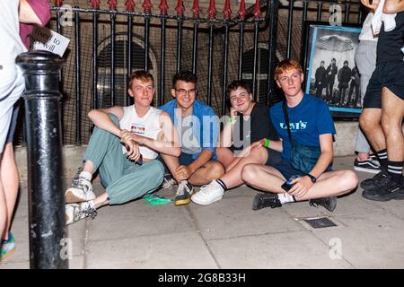 London, England. 18. Juli 2021. Nachtschwärmer in soho bereiten sich auf die große Wiedereröffnung des Himmels vor, der die Hauptstadt erreichte, wo noch viele Menschen vor den Türen waren. Quelle: Stefan Weil/Alamy Live News Stockfoto