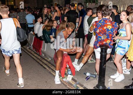 London, England. 18. Juli 2021. Nachtschwärmer in soho bereiten sich auf die große Wiedereröffnung des Himmels vor, der die Hauptstadt erreichte, wo noch viele Menschen vor den Türen waren. Quelle: Stefan Weil/Alamy Live News Stockfoto