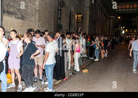 London, England. 18. Juli 2021. Nachtschwärmer in soho bereiten sich auf die große Wiedereröffnung des Himmels vor, der die Hauptstadt erreichte, wo noch viele Menschen vor den Türen waren. Quelle: Stefan Weil/Alamy Live News Stockfoto