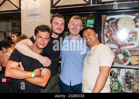 London, England. 18. Juli 2021. Nachtschwärmer in soho bereiten sich auf die große Wiedereröffnung des Himmels vor, der die Hauptstadt erreichte, wo noch viele Menschen vor den Türen waren. Quelle: Stefan Weil/Alamy Live News Stockfoto