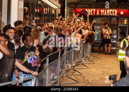 London, England. 18. Juli 2021. Nachtschwärmer in soho bereiten sich auf die große Wiedereröffnung des Himmels vor, der die Hauptstadt erreichte, wo noch viele Menschen vor den Türen waren. Quelle: Stefan Weil/Alamy Live News Stockfoto