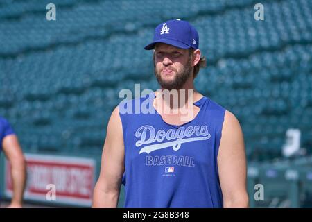 Denver CO, USA. Juli 2021. Los Angeles Pitcher Clayton Kershaw (2) vor dem Spiel mit den Los Angeles Dodgers und den Colorado Rockies im Coors Field in Denver Co. David Seelig/Cal Sport Medi. Kredit: csm/Alamy Live Nachrichten Stockfoto