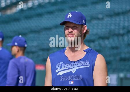 Denver CO, USA. Juli 2021. Los Angeles Pitcher Clayton Kershaw (2) vor dem Spiel mit den Los Angeles Dodgers und den Colorado Rockies im Coors Field in Denver Co. David Seelig/Cal Sport Medi. Kredit: csm/Alamy Live Nachrichten Stockfoto