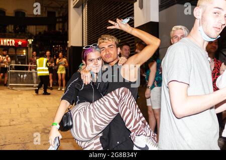 London, England. 18. Juli 2021. Nachtschwärmer in soho bereiten sich auf die große Wiedereröffnung des Himmels vor, der die Hauptstadt erreichte, wo noch viele Menschen vor den Türen waren. Quelle: Stefan Weil/Alamy Live News Stockfoto
