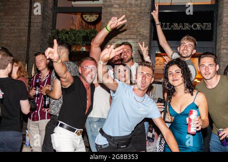 London, England. 18. Juli 2021. Nachtschwärmer in soho bereiten sich auf die große Wiedereröffnung des Himmels vor, der die Hauptstadt erreichte, wo noch viele Menschen vor den Türen waren. Quelle: Stefan Weil/Alamy Live News Stockfoto