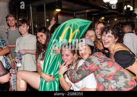 London, England. 18. Juli 2021. Nachtschwärmer in soho bereiten sich auf die große Wiedereröffnung des Himmels vor, der die Hauptstadt erreichte, wo noch viele Menschen vor den Türen waren. Quelle: Stefan Weil/Alamy Live News Stockfoto