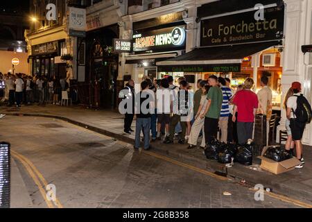 London, England. 18. Juli 2021. Nachtschwärmer außerhalb von Fabric für die große Wiedereröffnung mit Menschen, die in Schlangen stehen, die sich um das Gebäude wickeln und vor den Geschäften schneiden. Quelle: Stefan Weil/Alamy Live News Stockfoto