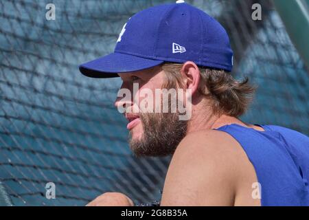 Denver CO, USA. Juli 2021. Los Angeles Pitcher Clayton Kershaw (2) vor dem Spiel mit den Los Angeles Dodgers und den Colorado Rockies im Coors Field in Denver Co. David Seelig/Cal Sport Medi. Kredit: csm/Alamy Live Nachrichten Stockfoto