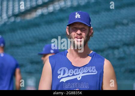 Denver CO, USA. Juli 2021. Los Angeles Pitcher Clayton Kershaw (2) vor dem Spiel mit den Los Angeles Dodgers und den Colorado Rockies im Coors Field in Denver Co. David Seelig/Cal Sport Medi. Kredit: csm/Alamy Live Nachrichten Stockfoto