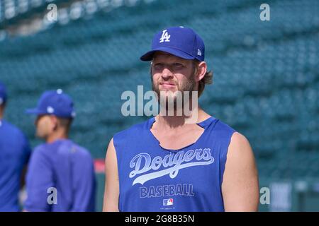 Denver CO, USA. Juli 2021. Los Angeles Pitcher Clayton Kershaw (2) vor dem Spiel mit den Los Angeles Dodgers und den Colorado Rockies im Coors Field in Denver Co. David Seelig/Cal Sport Medi. Kredit: csm/Alamy Live Nachrichten Stockfoto