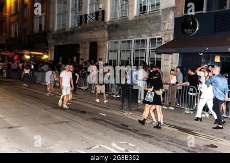 London, England. 18. Juli 2021. Nachtschwärmer außerhalb von Fabric für die große Wiedereröffnung mit Menschen, die in Schlangen stehen, die sich um das Gebäude wickeln und vor den Geschäften schneiden. Quelle: Stefan Weil/Alamy Live News Stockfoto