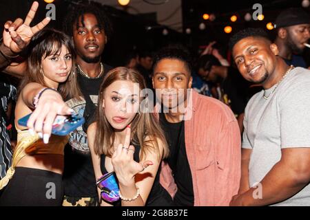 London, England. 18. Juli 2021. Clubbesucher am Eröffnungsabend im Raucherbereich von Orange Yard, unterhalten sich schließlich ohne Masken und feiern in öffentlichen Räumen. Quelle: Stefan Weil/Alamy Live News Stockfoto