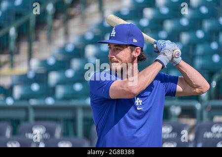 Denver CO, USA. Juli 2021. Los Angeles Centerfielder Cody Bellinger ((35) vor dem Spiel mit den Los Angeles Dodgers und den Colorado Rockies im Coors Field in Denver Co. David Seelig/Cal Sport Medi. Kredit: csm/Alamy Live Nachrichten Stockfoto