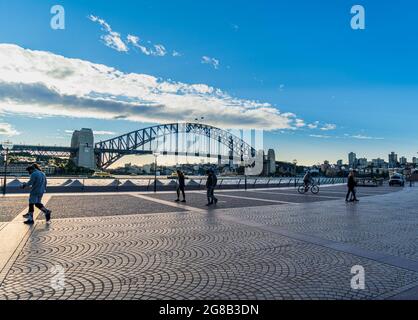 Blick auf die Sydney Harbour Bridge vom Vorplatz des Opernhauses während der Pandemiesperre Stockfoto