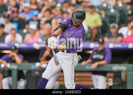 Denver CO, USA. Juli 2021. Colorado Outfielder (22) bekommt einen Hit während des Spiels mit den Los Angeles Dodgers und den Colorado Rockies, die im Coors Field in Denver Co. David Seelig/Cal Sport Medi ausgetragen werden. Kredit: csm/Alamy Live Nachrichten Stockfoto