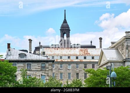 Kanada, Montreal - 11. Juli 2021: Blick auf das Rathaus in Montreal. Das fünfstöckige Rathaus von Montreal ist Sitz der lokalen Regierung in Stockfoto