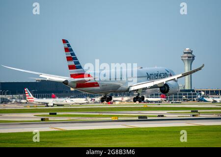 Chicago, IL, USA - 18. Juli 2021: American Airlines Boeing 787-9 Dreamliner (Registrierung N820AL) landet auf der Chicago O'Hare International Ai Stockfoto