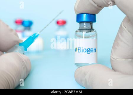 Fläschchen mit Flüssigkeit auf einem weißen Tisch und dem Logo Biogen, großes Pharmaunternehmen. 15. März 2021. Barnaul, Russland. Stockfoto