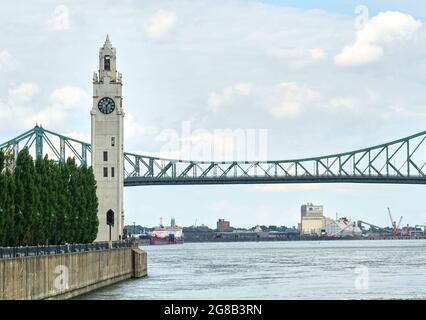 Kanada, Montreal - 11. Juli 2021: Panoramablick auf die Jacques Cartier Bridge in Montreal, Quebec. Die Jacques Cartier-Brücke ist das Wahrzeichen des Großraums Montr Stockfoto