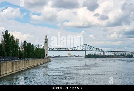 Kanada, Montreal - 11. Juli 2021: Panoramablick auf die Jacques Cartier Bridge in Montreal, Quebec. Die Jacques Cartier-Brücke ist das Wahrzeichen des Großraums Montr Stockfoto