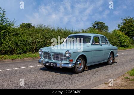 1966 60s Sixties Blue Vintage Volvo P18 1780cc 2DR 2+2 Benzincoupe auf dem Weg zur klassischen Capesthorne Hall-Automesse im Juli, Cheshire, Großbritannien Stockfoto