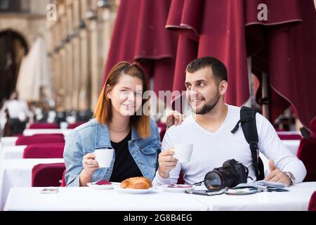 Liebende Paar Touristen trinken Kaffee Stockfoto