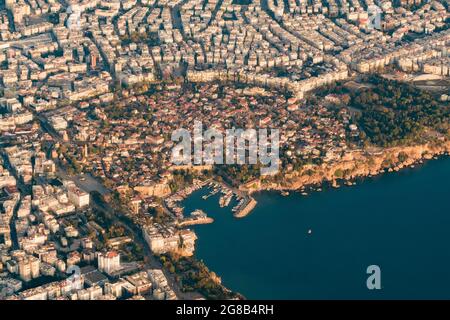 Antalya Altstadt Kaleici vom Flugzeugfenster bei Sonnenuntergang gesehen, Türkei Stockfoto