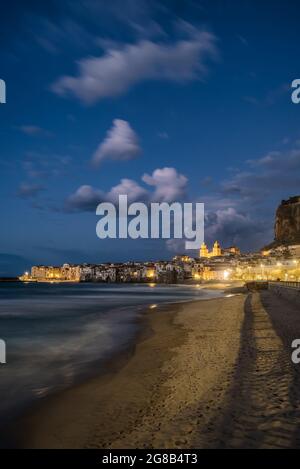 Cefalu Altstadt Stadtbild bei Nacht in der Provinz Palermo, Sizilien, Italien Stockfoto