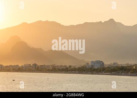 Antalya Konyaalti Strand bei Sonnenuntergang, Türkei Stockfoto