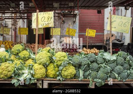 Frisches Gemüse auf dem Ballaro-Markt in Palermo, Sizilien Stockfoto